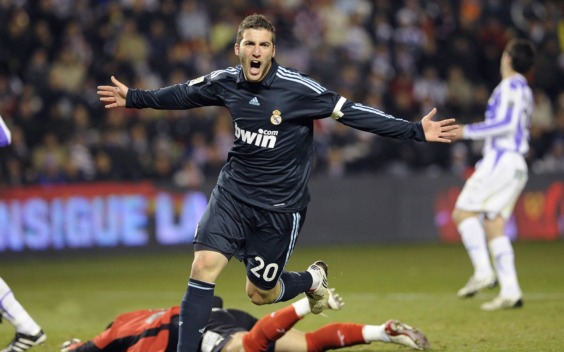 欧洲足球冠军联赛半决赛火热进行，晋级形势扑朔迷离，欧洲足球冠军联赛2020半决赛